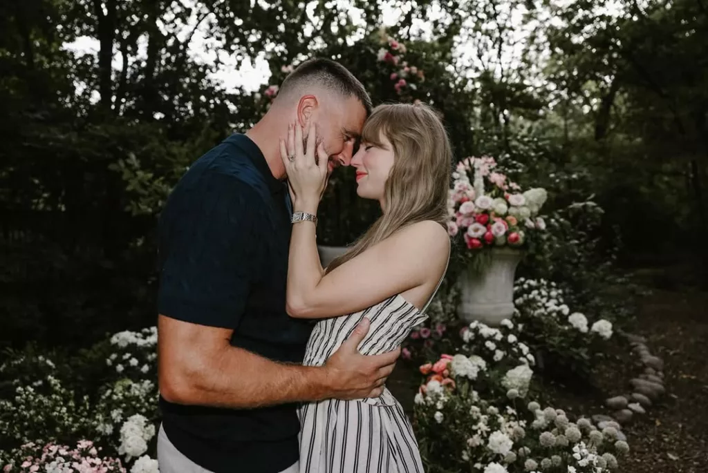 Taylor Swift y Travis Kelce anuncian su compromiso con una romántica propuesta digna de sus canciones