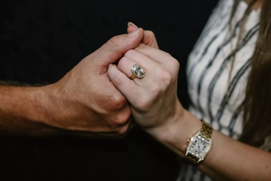 Taylor Swift y Travis Kelce anuncian su compromiso con una romántica propuesta digna de sus canciones