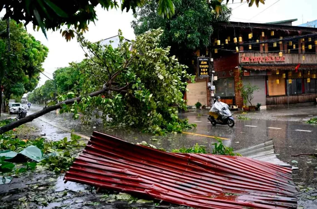 El Tifón Kajiki deja tres muertos y diez heridos en Vietnam y afecta a miles de viviendas