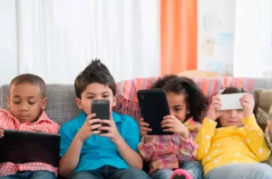 Estudio alerta sobre los riesgos cardíacos por el uso excesivo de pantallas en jóvenes