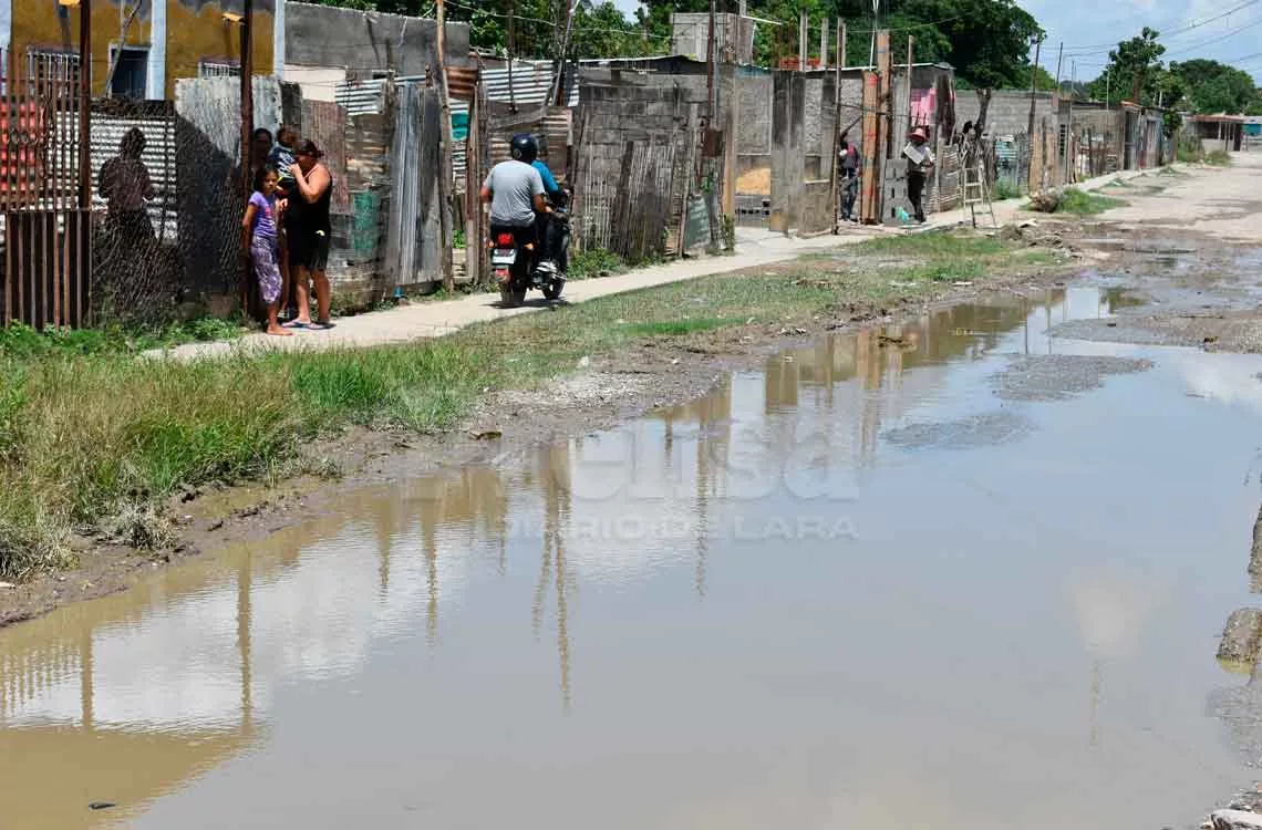 En Barquisimeto: vecinos de La Victoria y Las Veritas caminan 12 cuadras por calles intransitables