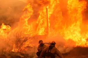 Incendios forestales en California obligan a evacuar a miles de residentes y dejan cuatro heridos