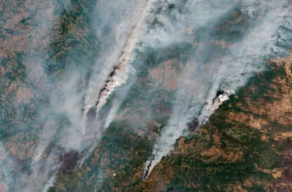 Los satélites de observación terrestre han captado enormes penachos de humo de los incendios en España y Portugal, que se extienden sobre el Atlántico y el Mediterráneo. Las llamas han arrasado casi 400.000 hectáreas, mientras los datos muestran un aumento del monóxido de carbono que amenaza la salud.