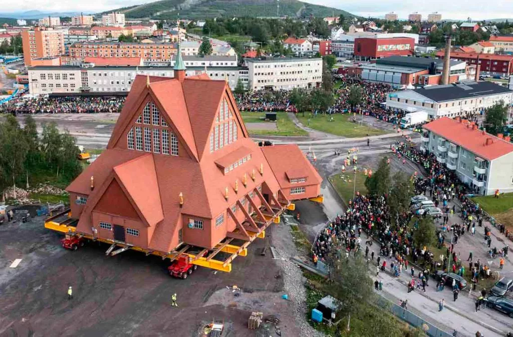 Suecia alza y traslada una Iglesia de 113 años para la expansión de una mina