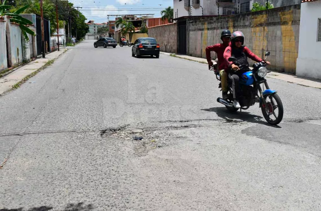 Vecinos de Patarata denuncian el riesgo de accidentes por los huecos de la calle Guri