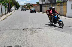 Vecinos de Patarata denuncian el riesgo de accidentes por los huecos de la calle Guri