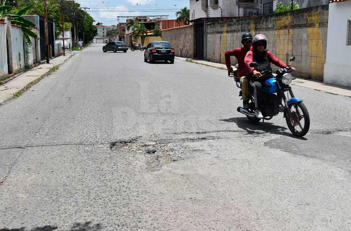 Vecinos de Patarata denuncian el riesgo de accidentes por los huecos de la calle Guri