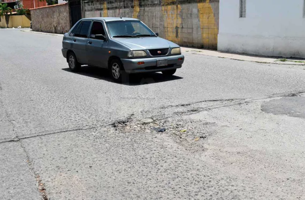 Vecinos de Patarata denuncian el riesgo de accidentes por los huecos de la calle Guri