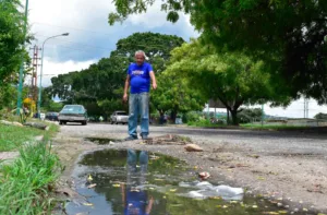Doble emergencia en la urbanización Rómulo Gallegos: desborde de cloacas y sin Luz por explosión de transformador