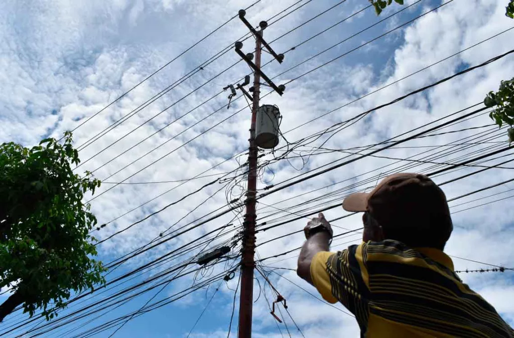 Doble emergencia en la urbanización Rómulo Gallegos: desborde de cloacas y sin Luz por explosión de transformador