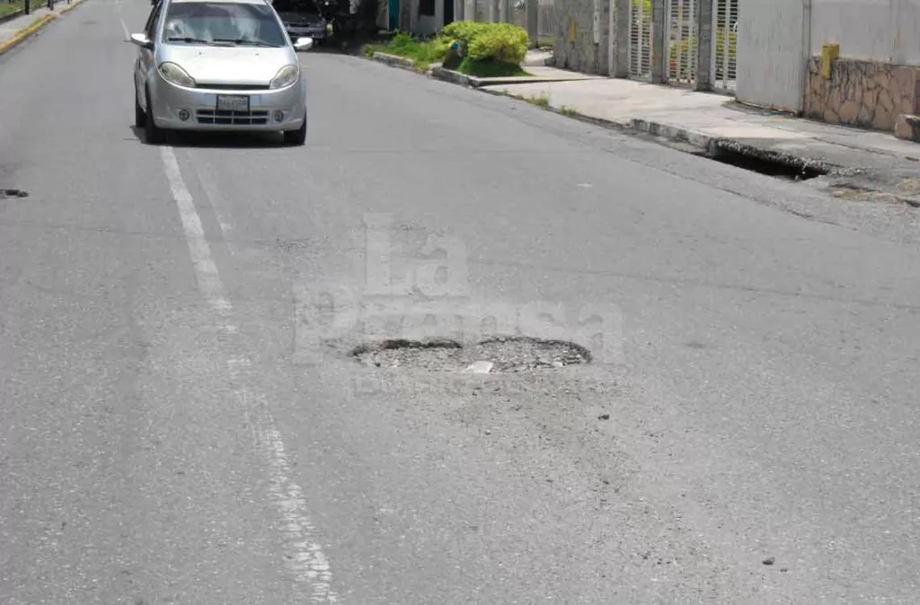 Vecinos de Patarata denuncian el riesgo de accidentes por los huecos de la calle Guri