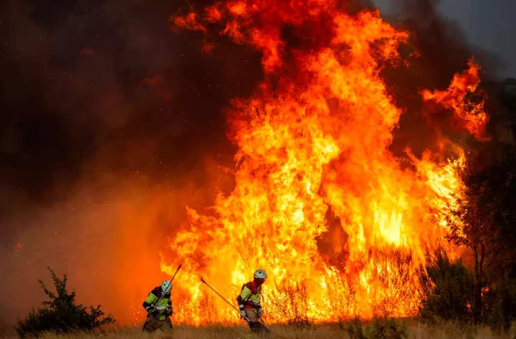 España lucha contra incendios que han cobrado tres vidas y provocado miles de evacuaciones