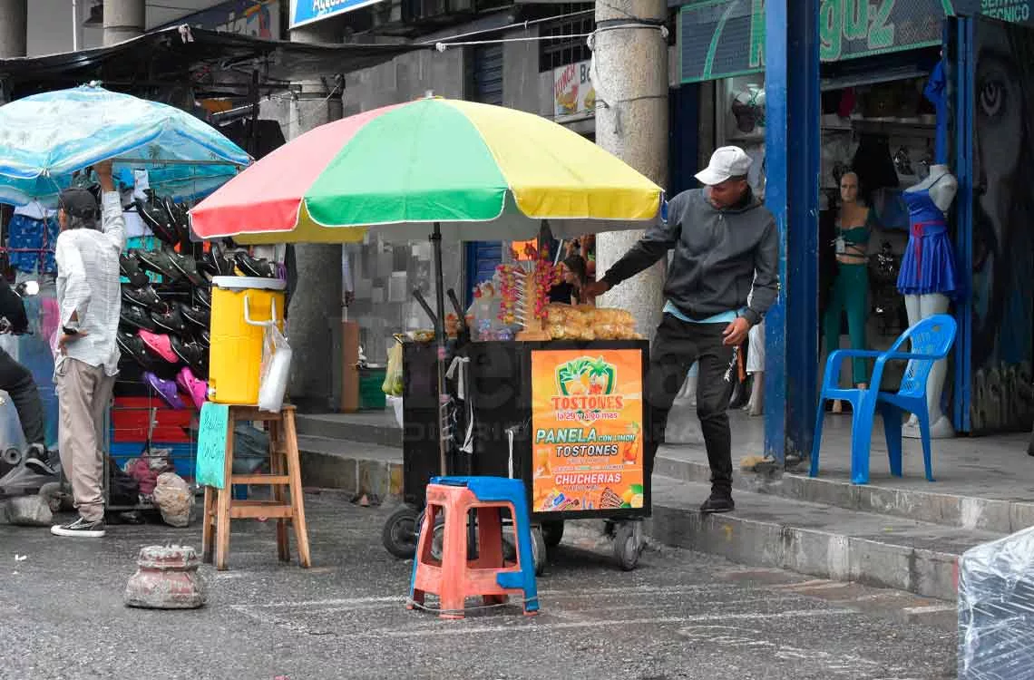 Economista estima que la mitad de los venezolanos genera ingresos adicionales fuera de su empleo principal