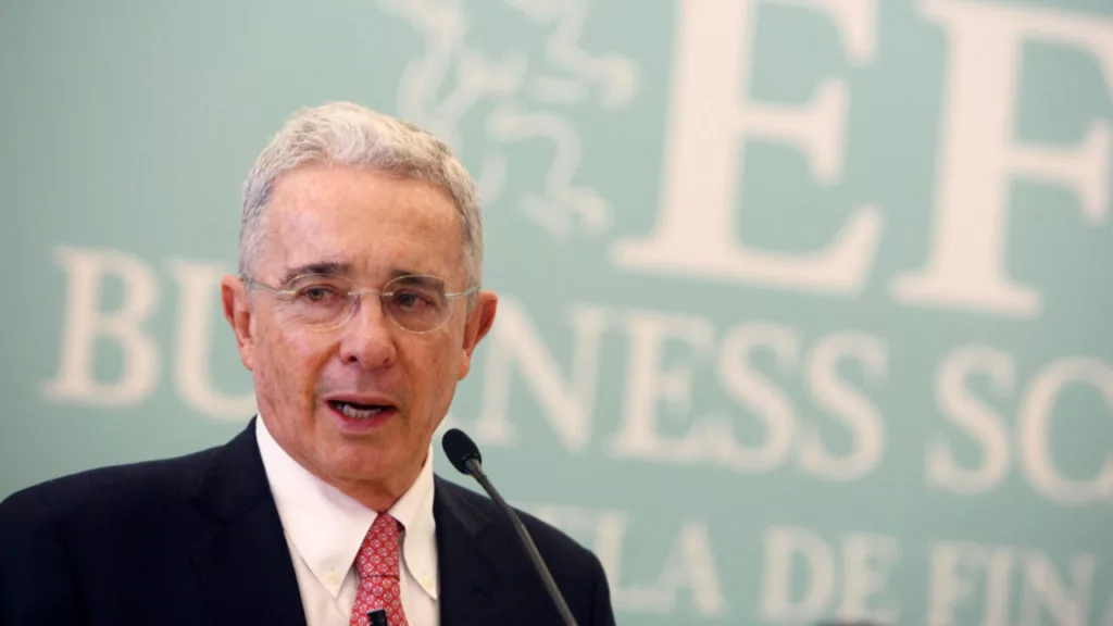 Álvaro Uribe, expresidente de Colombia, es condenado a 12 años de prisión domiciliaria
