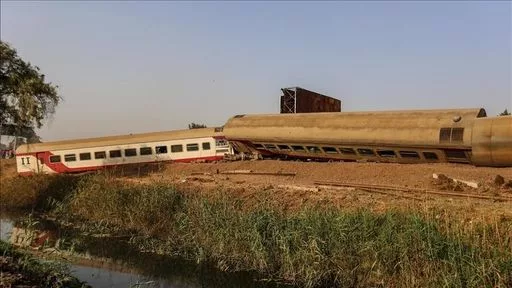3 fallecidos y decenas de heridos al descarrilarse tren en Egipto