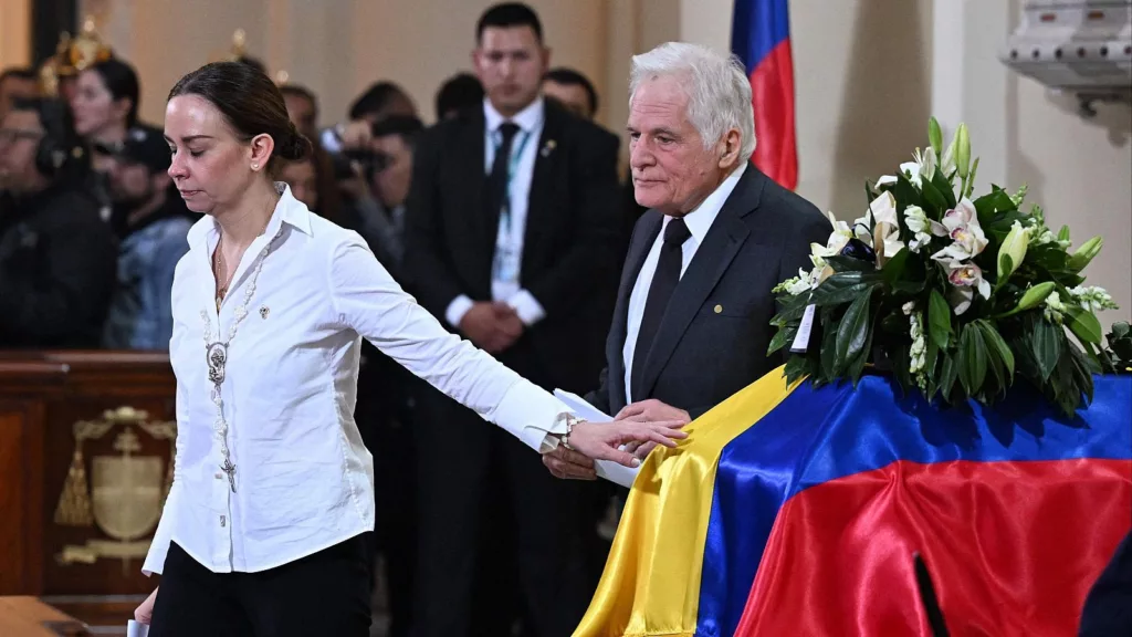 Padre de Miguel Uribe Turbay ocupará su lugar como precandidato presidencial en Colombia