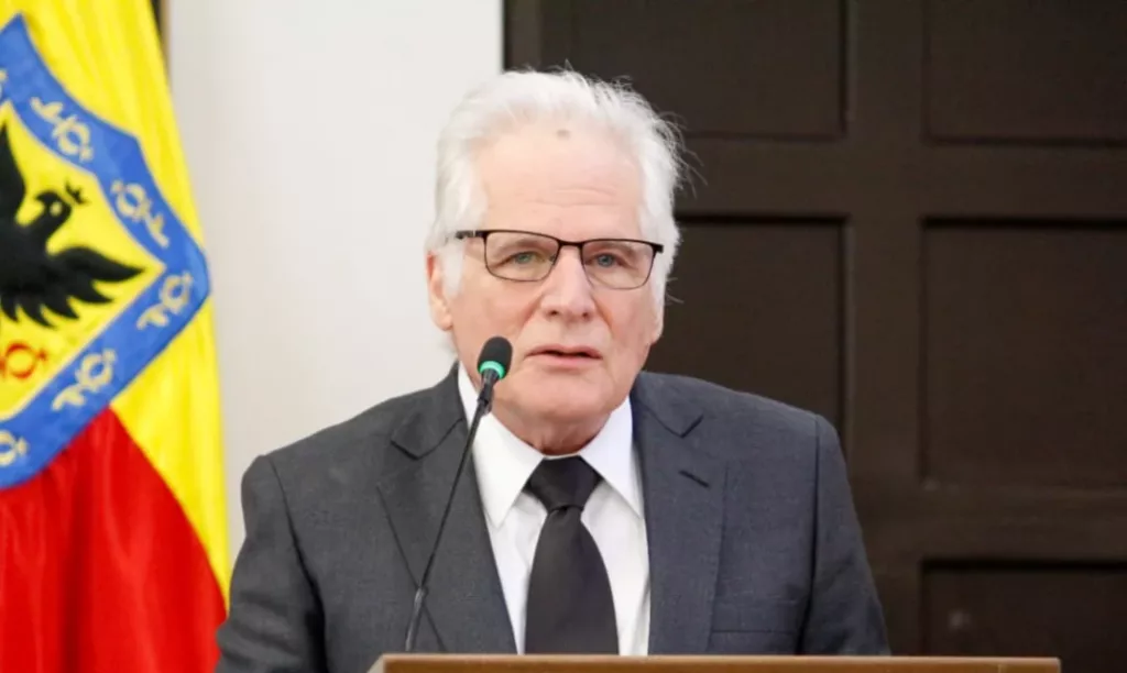 Padre de Miguel Uribe Turbay ocupará su lugar como precandidato presidencial en Colombia