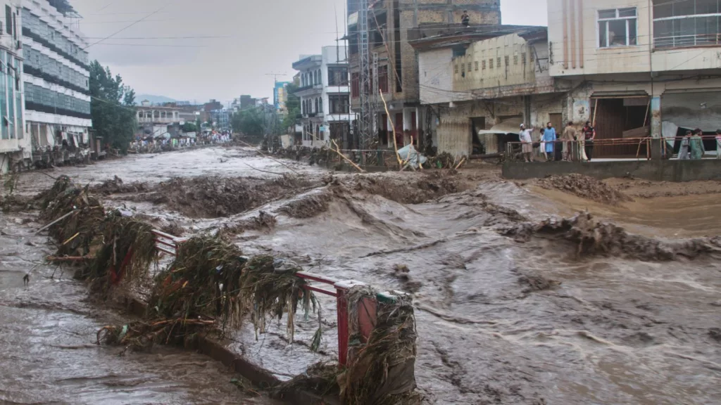 Más de 400 fallecidos por inundaciones repentinas en partes de Pakistán, Cachemira y Nepal