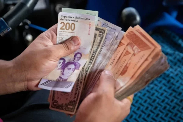 Economista estima que la mitad de los venezolanos genera ingresos adicionales fuera de su empleo principal