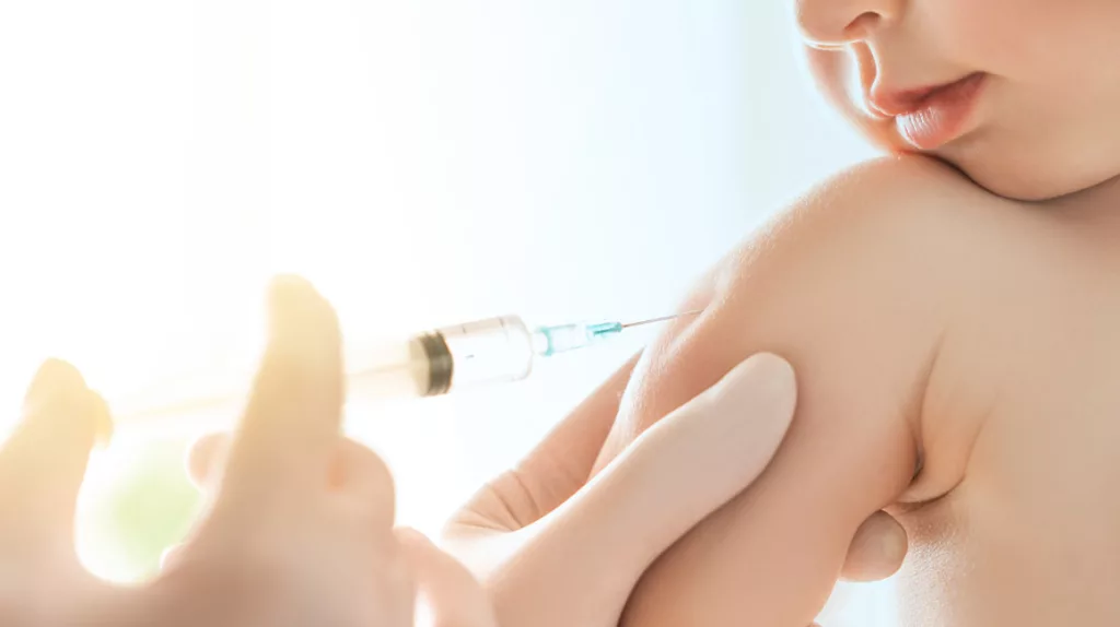 Salud infantil en Venezuela: padres enfrentan altos costos para vacunar a sus bebés