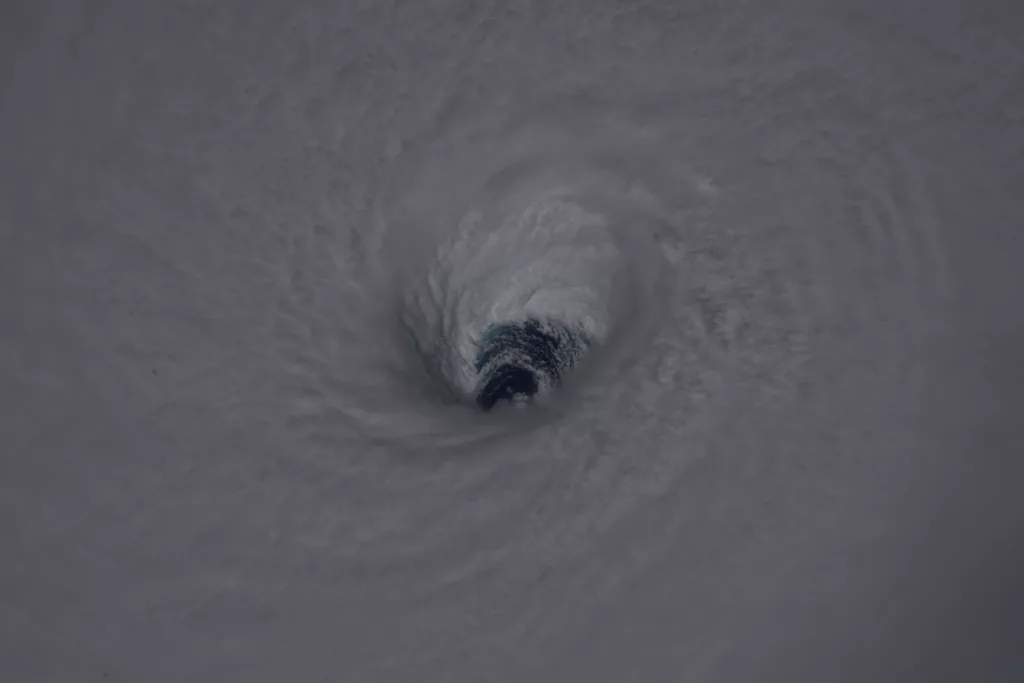 Huracán Humberto se mantiene como un ciclón "extremadamente peligroso" de categoría 4 extrema