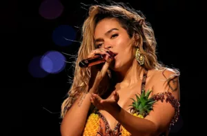 Karol G se convirtió en la primera artista latina en actuar en el show de medio tiempo de la NFL en Sudamérica, donde interpretó temas de su nuevo álbum, ‘Tropicoqueta’.