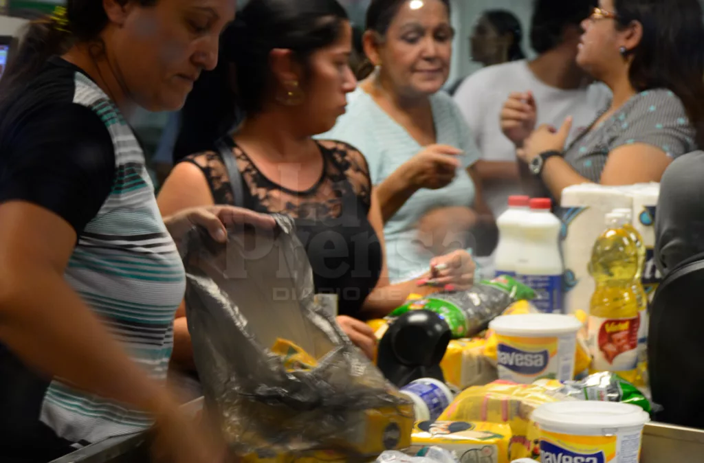 El 95% de las compras en supermercados se realizan en bolívares, según ANSA
