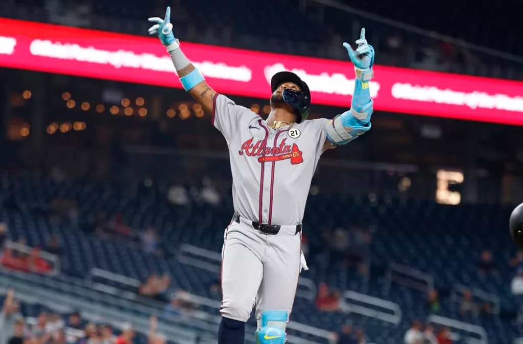 Ronald Acuña Jr. Brilla en su Regreso, a Tres Jonrones de los 20