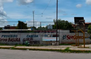 Vecinos toman iniciativa para recuperar la cancha "Las Glorias del Deporte" en el barrio Japón I. La comunidad utilizan rifas, recolección de fondos y apoyo de comerciantes para transformar el espacio, que estaba abandonado, en un lugar de recreación para todos.