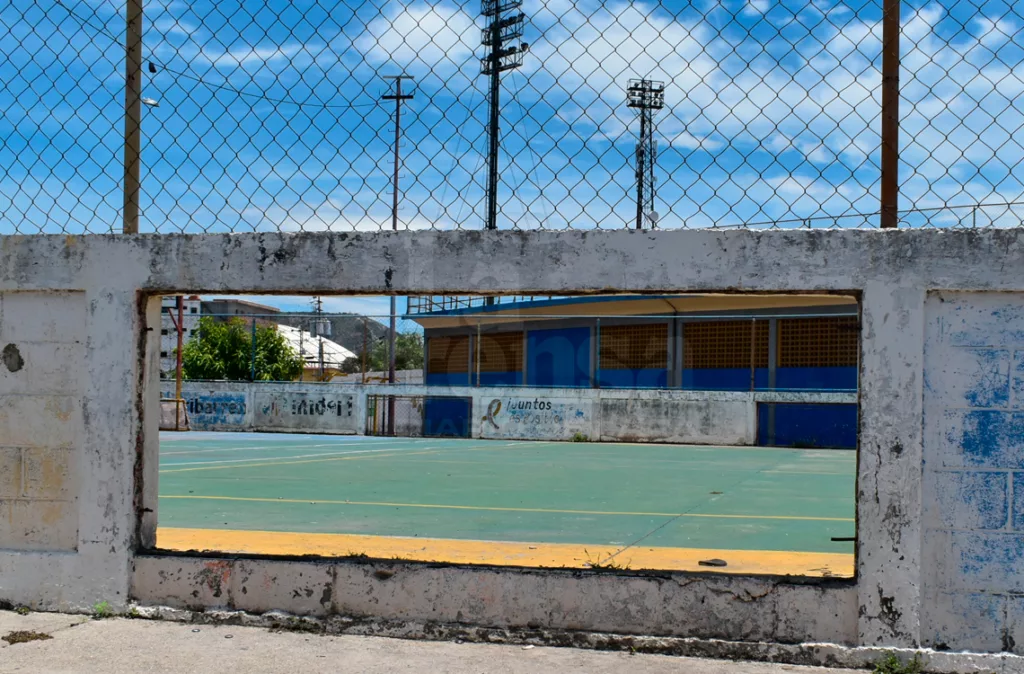 Vecinos toman iniciativa para recuperar la cancha "Las Glorias del Deporte" en el barrio Japón I. La comunidad utilizan rifas, recolección de fondos y apoyo de comerciantes para transformar el espacio, que estaba abandonado, en un lugar de recreación para todos.