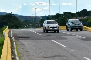 Huecos y hundimiento del asfalto, un riesgo para quienes transitan por la Ribereña