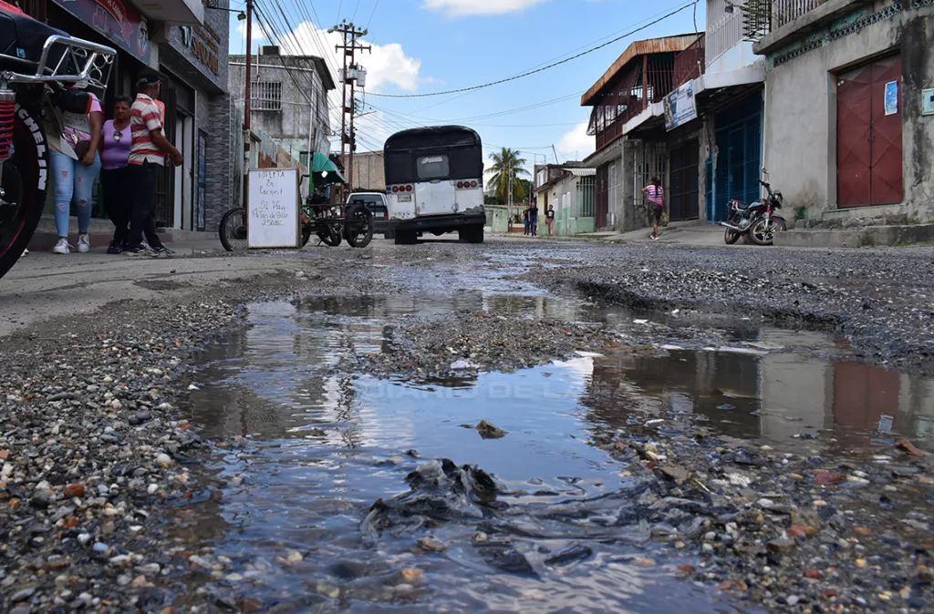 Litros de agua van calle abajo en la calle principal de San Jacinto