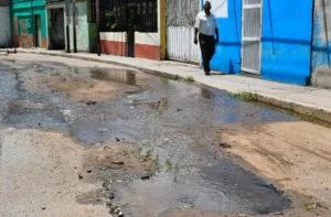 Litros de agua van calle abajo en la calle principal de San Jacinto