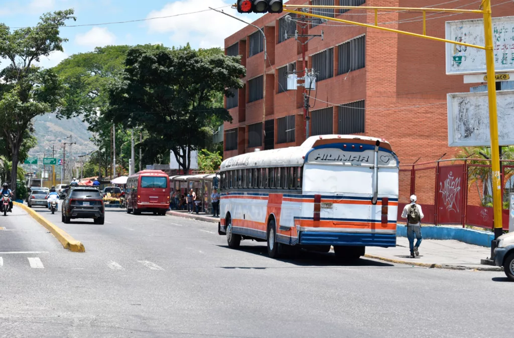 Ajuste del pasaje urbano genera controversia local