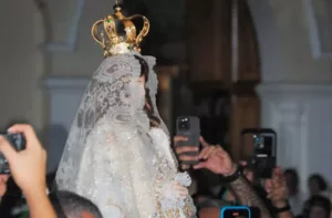 La Virgen del Valle vistió un simbólico vestido en su bajada de este 2025