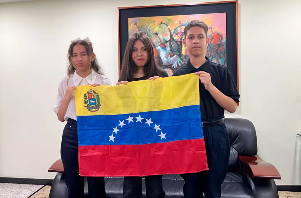Hermanos Vargas ganan medallas en el Concurso Internacional de Astronomía y Astrofísica