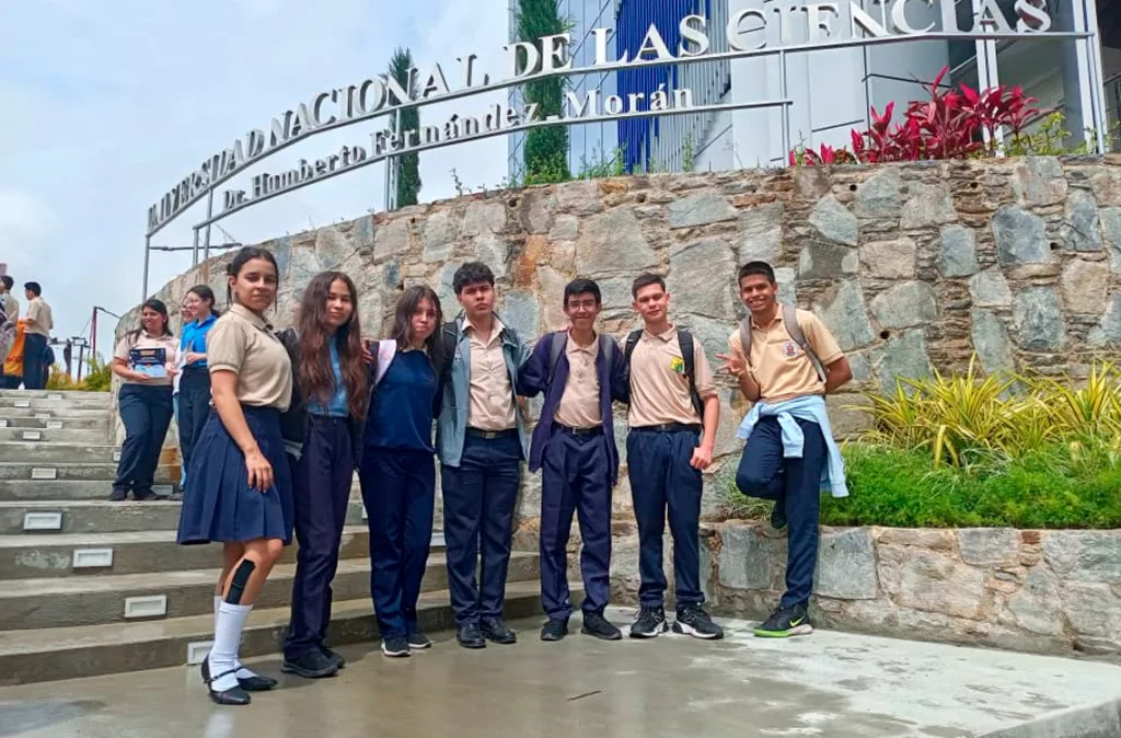 Tres hermanos de Lara compiten en Concurso de Astronomía y Astrofísica