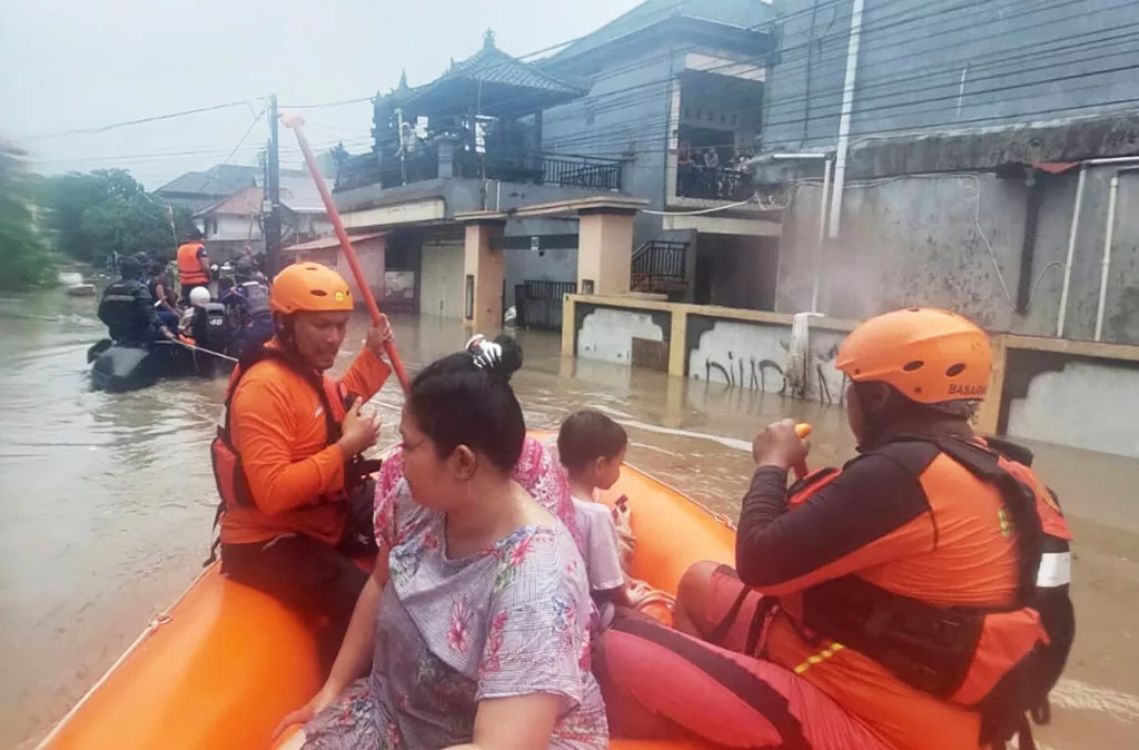 Inundaciones en Indonesia dejan un saldo de 13 fallecidos y personas desaparecidas
