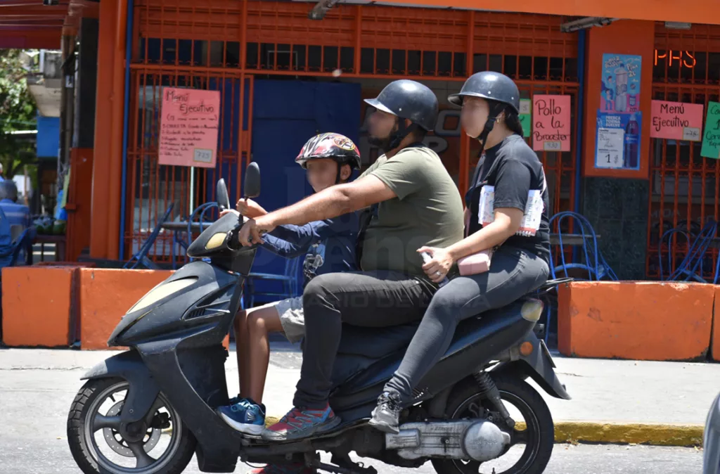 Arreciaran sanciones contra adultos que lleven a niños en motos