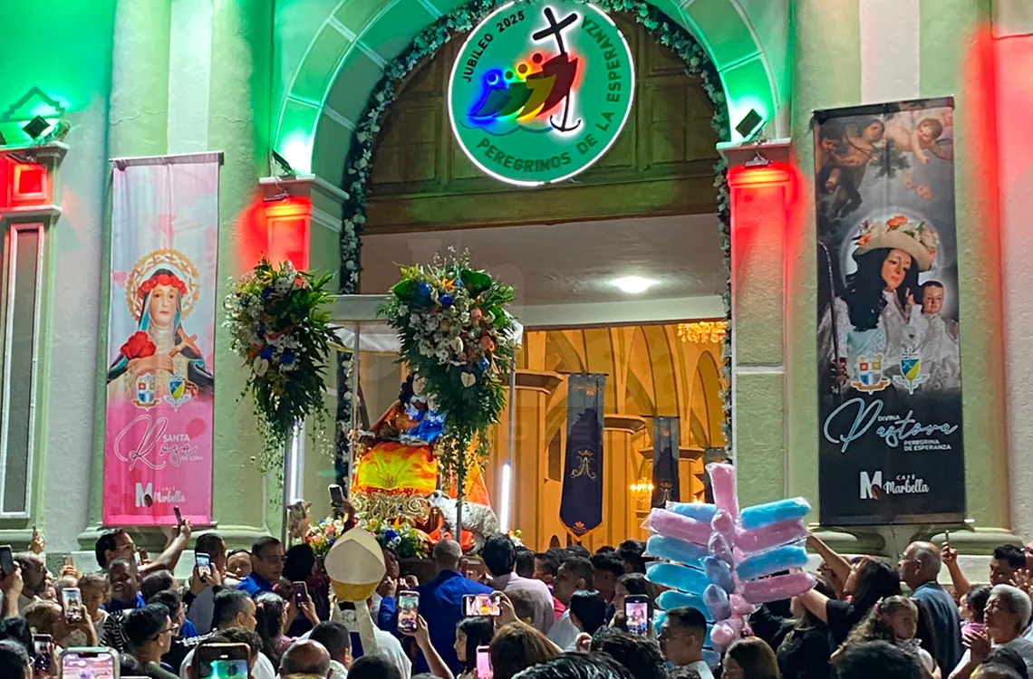 Feligresía celebra la Natividad de Virgen María con misa y procesión en Santa Rosa