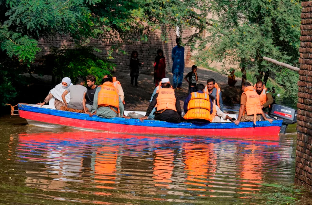 Inundaciones en Pakistán dejan 1,8 millones de desplazados