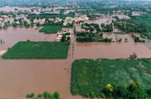 Inundaciones en Pakistán dejan 1,8 millones de desplazados