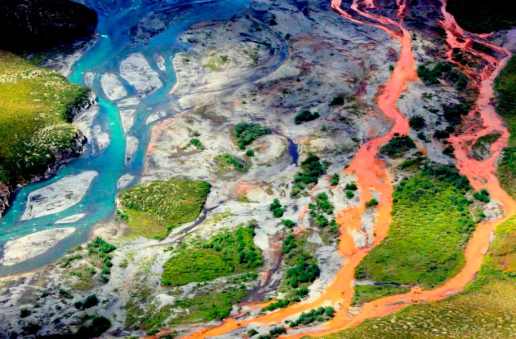 Ríos de Alaska se pintan de naranja debido al cambio climático, poniendo en riesgo la vida acuática