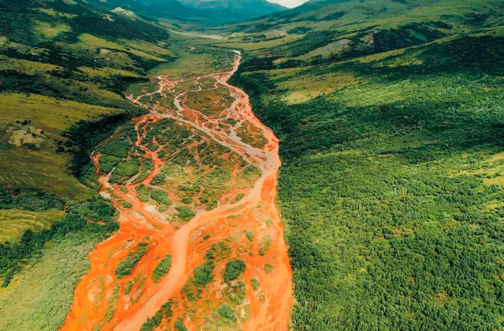 Ríos de Alaska se pintan de naranja debido al cambio climático, poniendo en riesgo la vida acuática