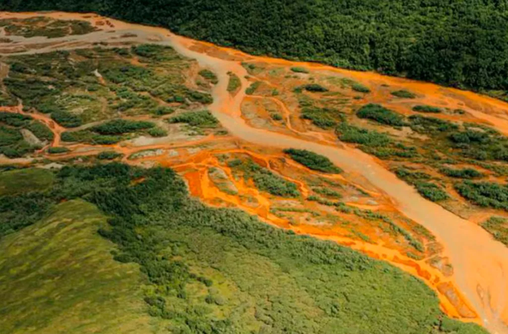 Ríos de Alaska se pintan de naranja debido al cambio climático, poniendo en riesgo la vida acuática