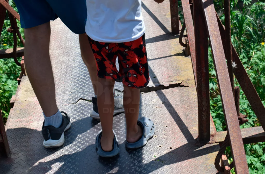 Vecinos en la Ruezga Norte piden reparación de la pasarela del sector 2