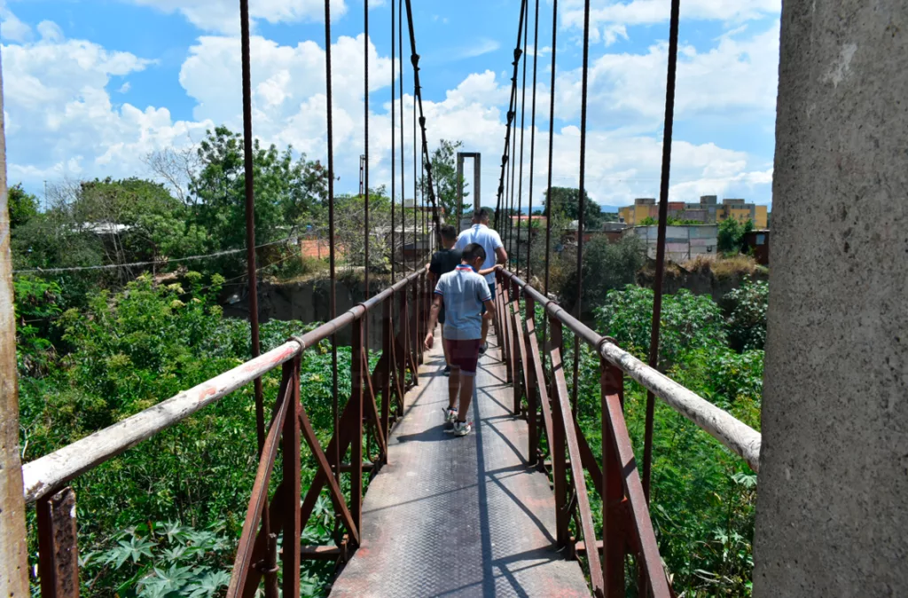 Vecinos en la Ruezga Norte piden reparación de la pasarela del sector 2