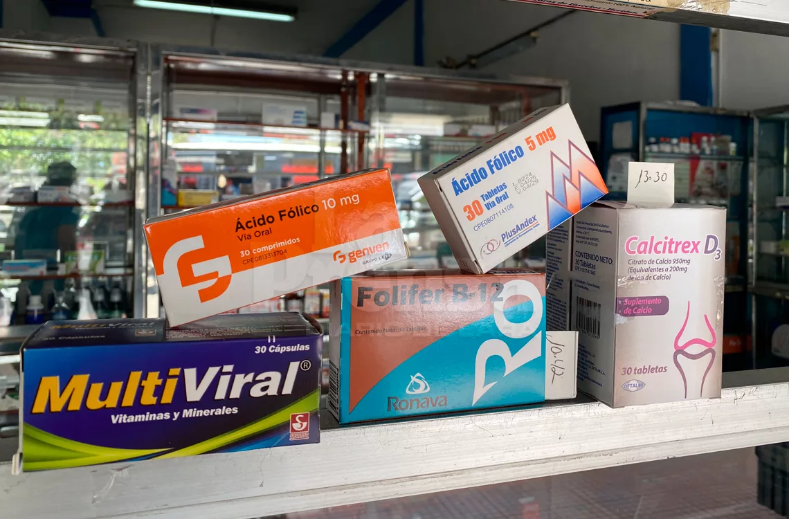 Vitaminas como el ácido fólico y el hierro son cruciales para el crecimiento saludable del bebé durante el embarazo, según los expertos.