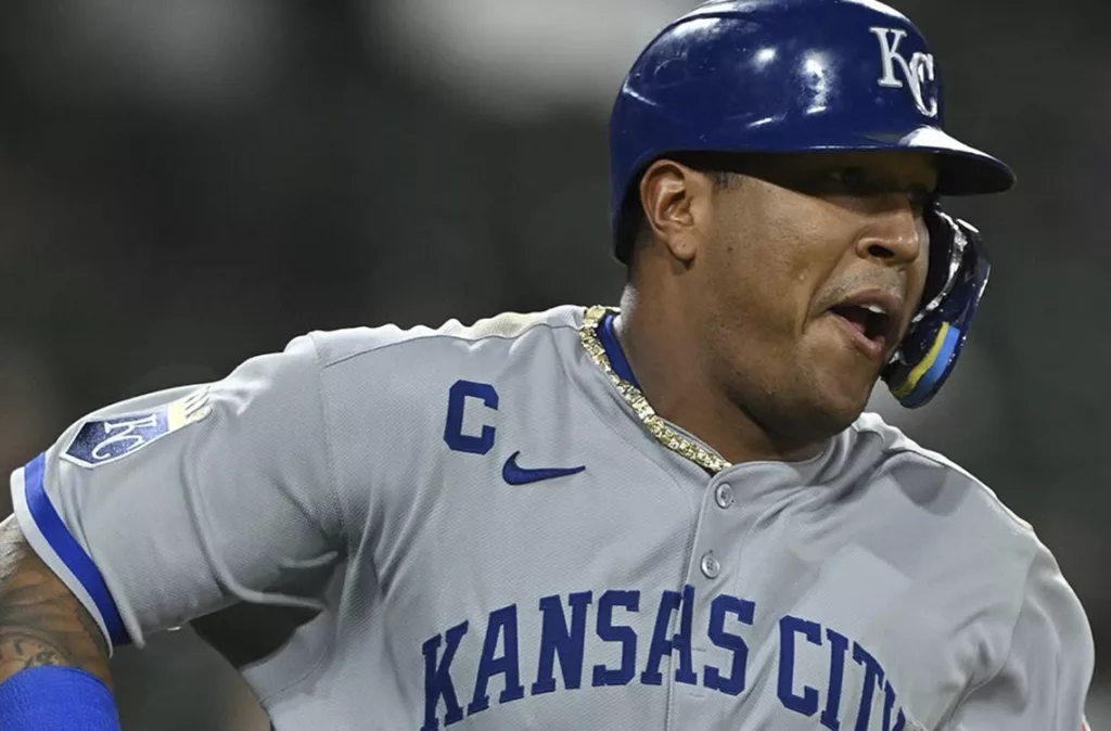 Salvador Pérez cerca de unirse al club de los 300/1000