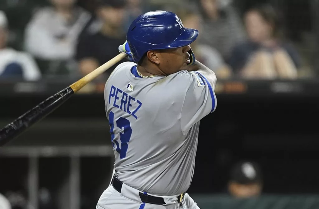 Salvador Pérez cerca de unirse al club de los 300/1000